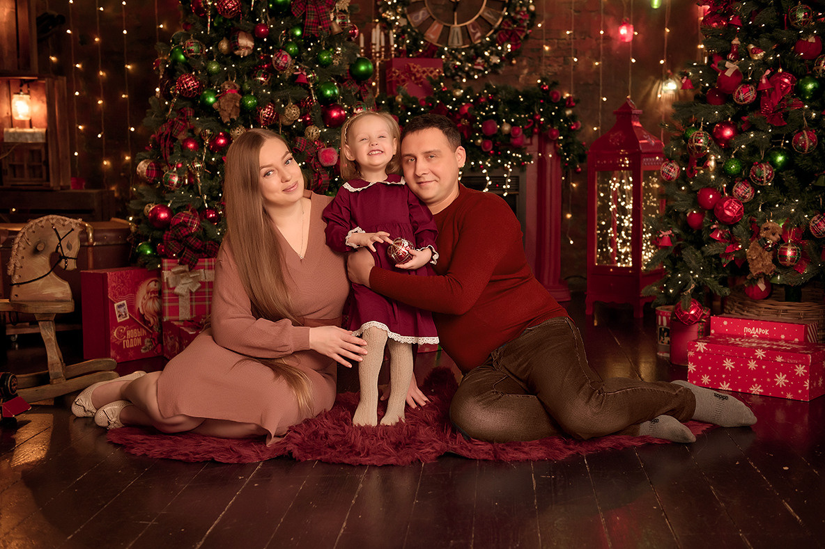Новогодняя семейная фотосессия в студии. Домашняя новогодняя фотосессия. Заказать фотосессию