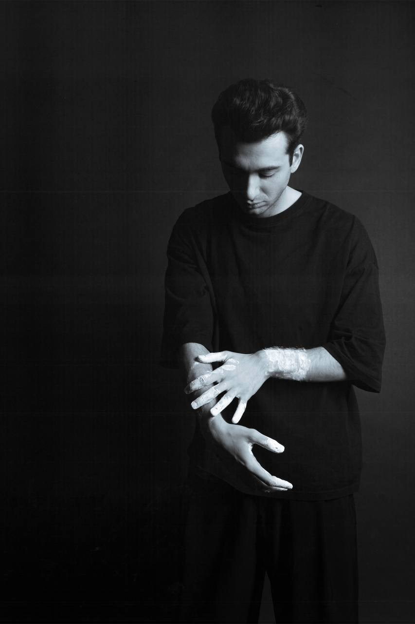 Эмоции. Краска и красные нити. Мари — фотограф и видеограф из Москвы