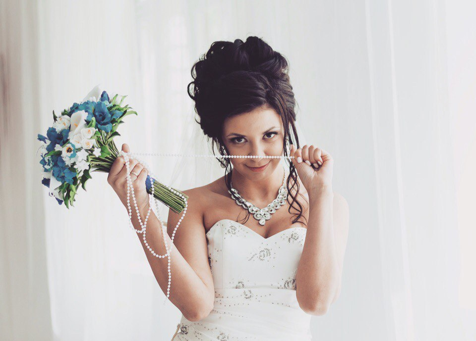 Стилист-визажист Дзержинск. Свадебная прическа на длинные волосы высокий пучок. Классический вариант свадебной прически всегда ваыглядит торжественно http://olgadz.ru/