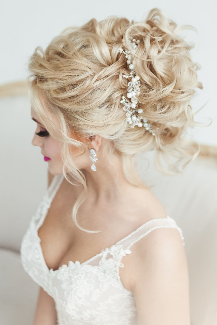 Стилист-визажист Дзержинск. Средний пучок для свадебной прически и торжественных случаев. http://olgadz.ru/