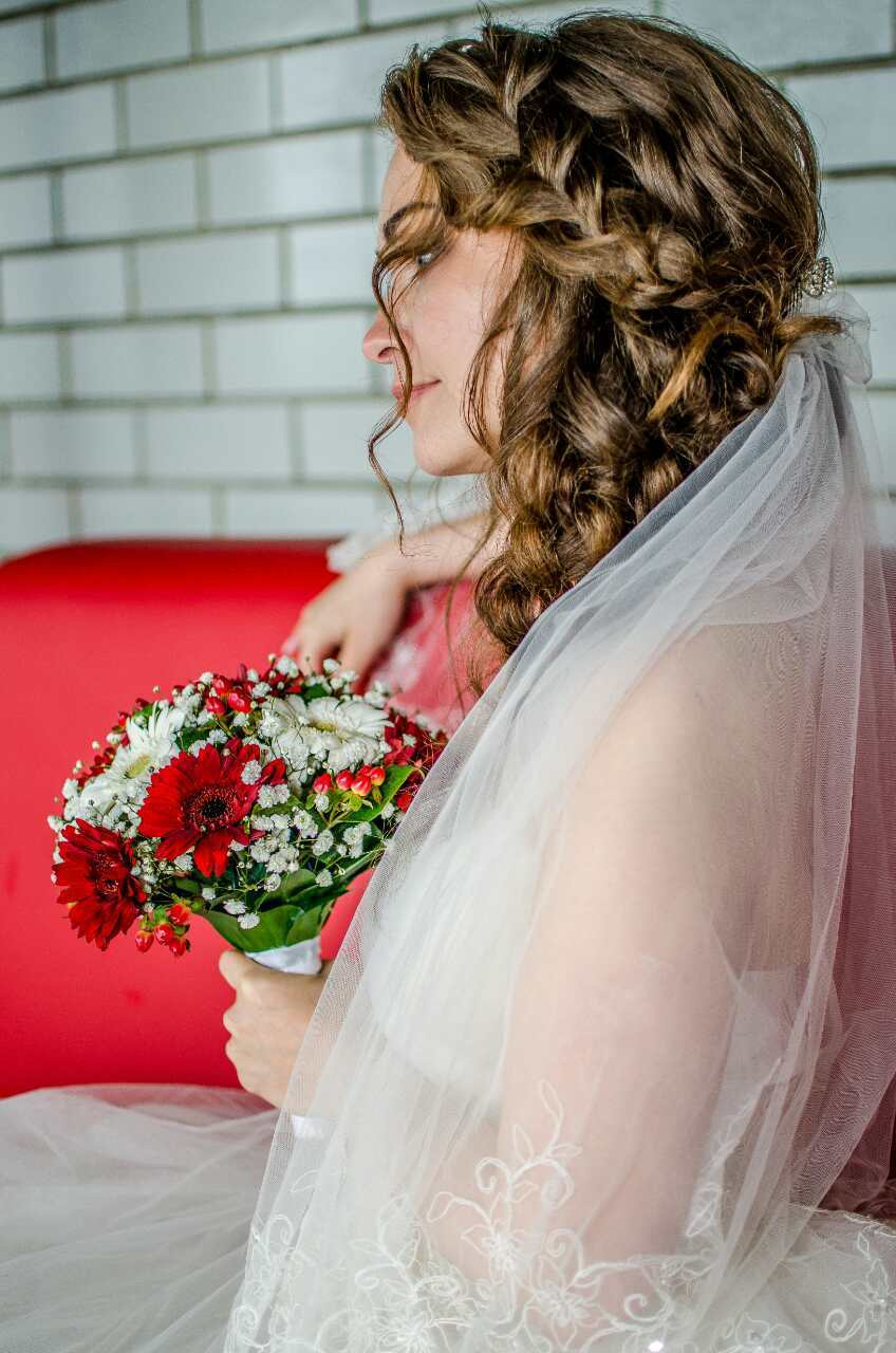 Стилист-визажист Дзержинск. Прическа для дождливой погоды никогда не распадется, будет долго держаться на длинные волосы. http://olgadz.ru/