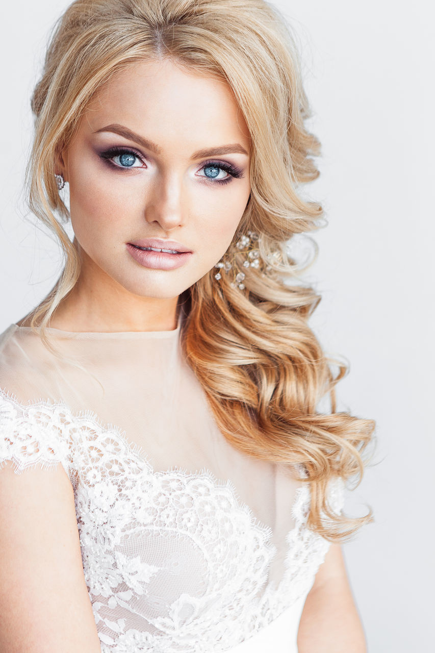 Стилист-визажист Дзержинск. Прическа уложенная на бок длинные волосы http://olgadz.ru/