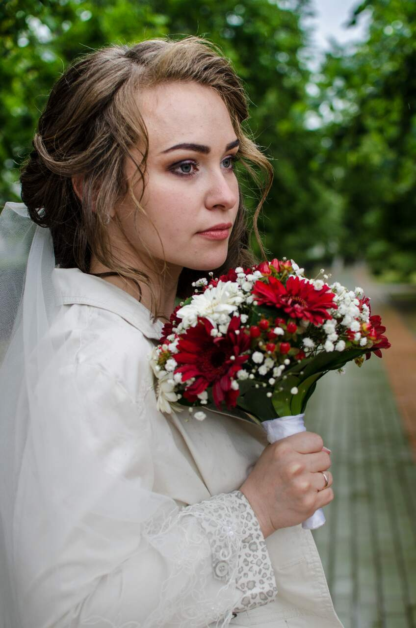 Стилист-визажист Дзержинск. Свадебный макияж, который на фото смотриятся ярко, а в близи естественно, Прическа для невесты на длинный волосы в дождливую погоду. Такакя прическа никогда не распадется. http://olgadz.ru/