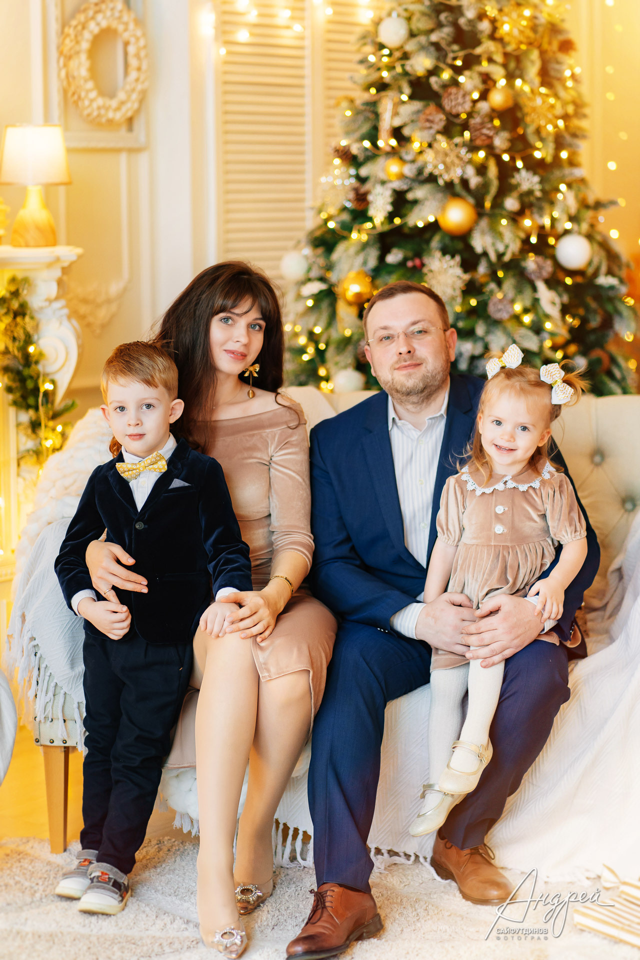Семейная новогодняя фотосессия. Фотостудия Royal, зал Scandi. Свадебный и семейный фотограф в Ростове-на-Дону. Андрей Сайфутдинов