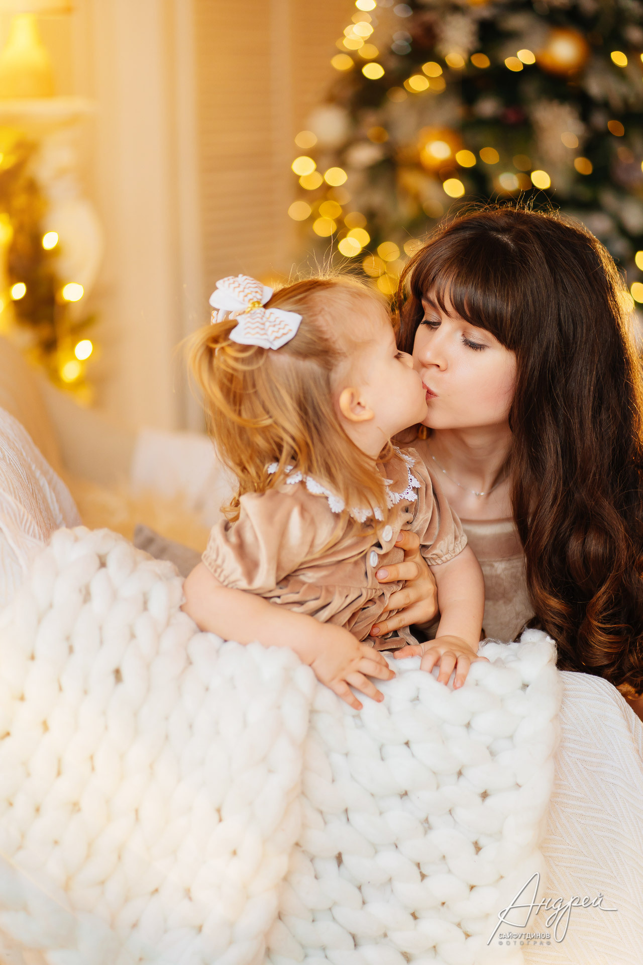 Семейная новогодняя фотосессия. Фотостудия Royal, зал Scandi. Свадебный и семейный фотограф в Ростове-на-Дону. Андрей Сайфутдинов