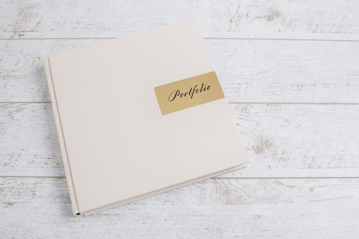 Кожаная обложка, пластина. Фотограф Евгения Мальцева, Архангельск