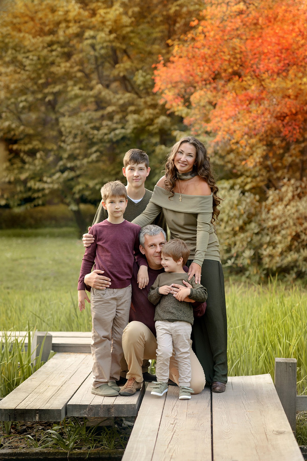 Family photo shoot , walk in the autumn park, family and golden fall (Photographer in Edinburgh Elena Carruthers)