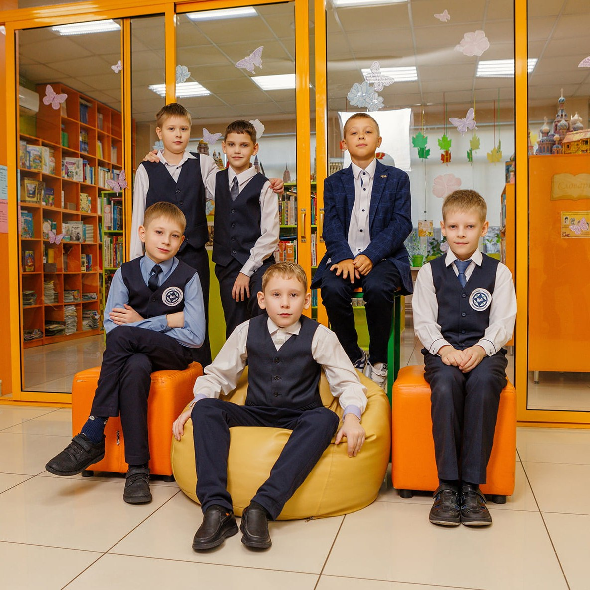 Выпускной альбом для 4 класса: фотосессии в школе и библиотеке. СИГМА | Студия выпускных альбомов Красноярск