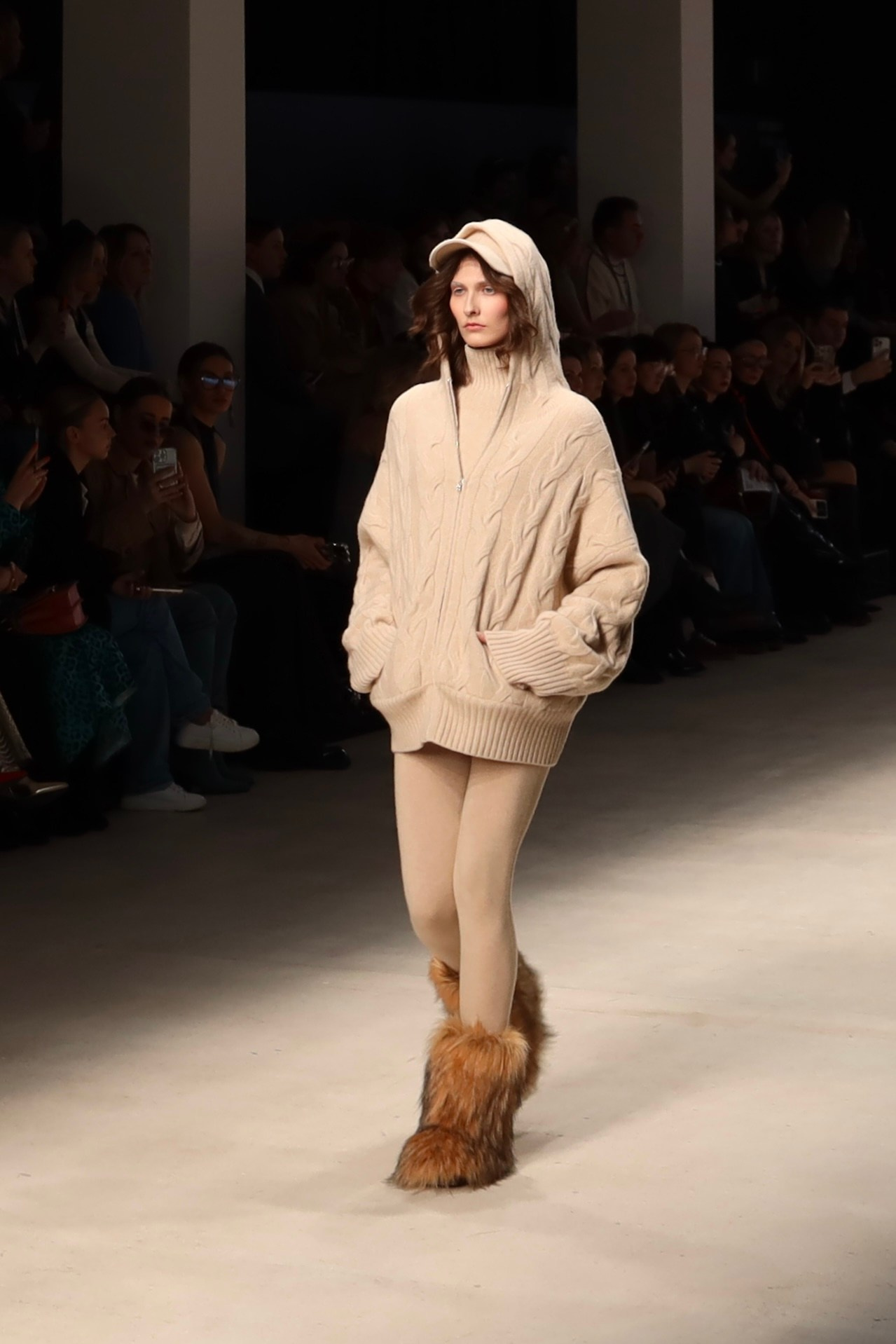 Показ Alpe Cashmere (Москва) — Московская неделя моды 13 марта 2025. Фотосессии и репортаж — Фотограф в Москве — Рина Серёгина