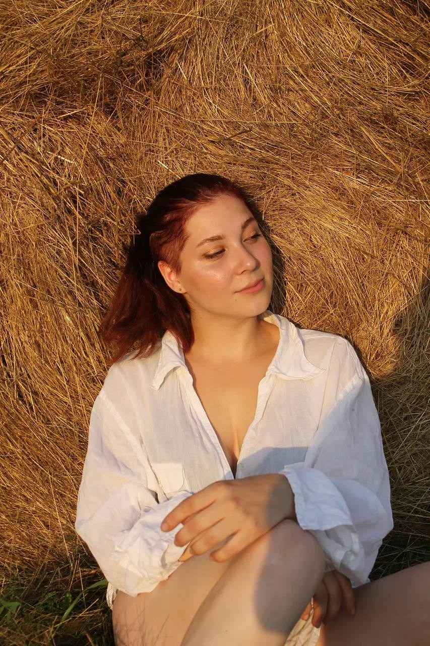 «Девушка и сено». Anastasiabraga.sheisart