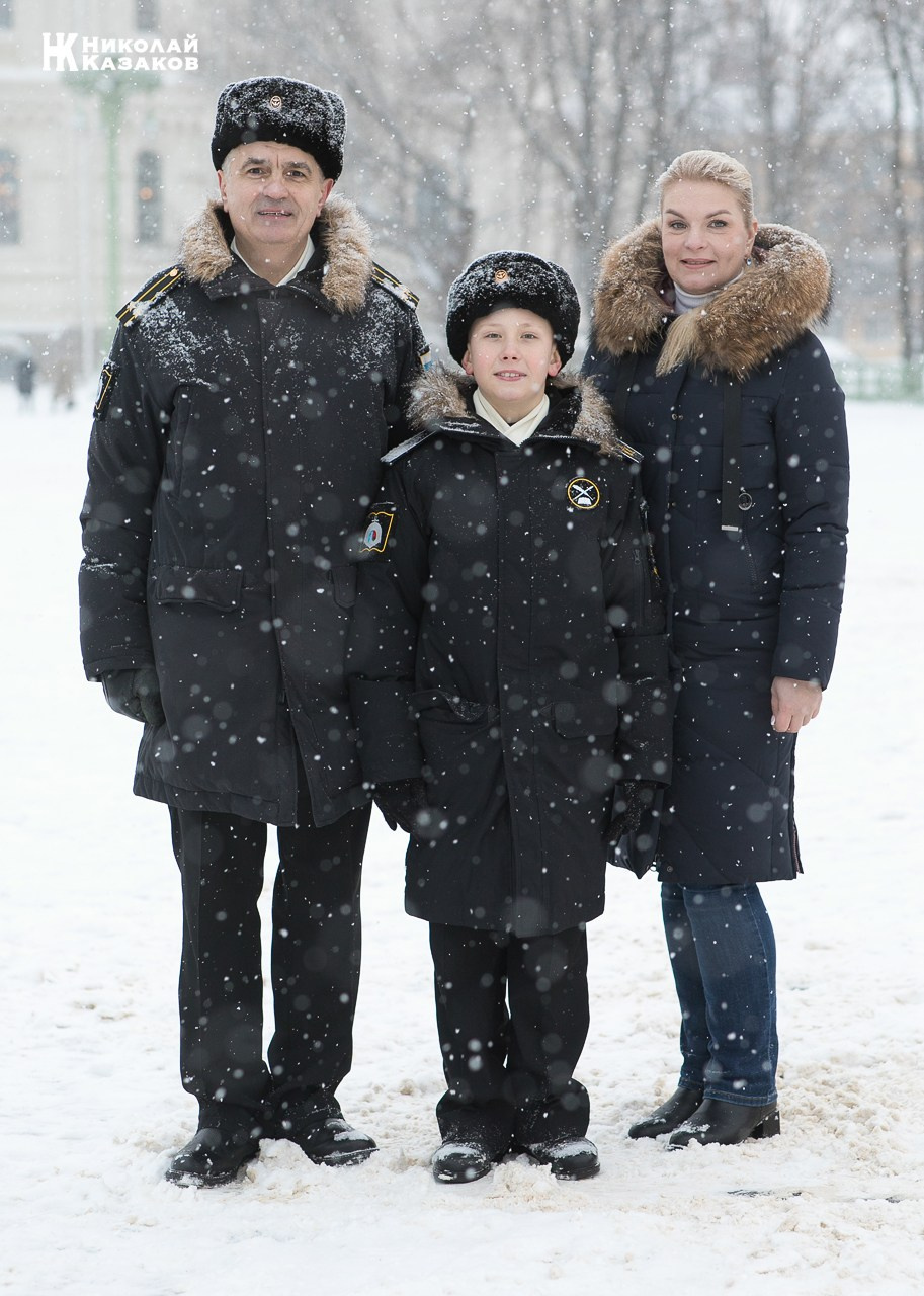 Портрет кадета Кронштадского морского кадетского военного корпуса с педагогами  на фоне  Морского собора 