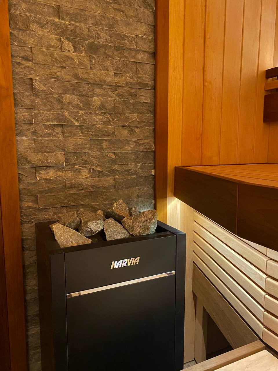 Сауна в Металлострое: ольха, радиальные элементы, олдскульные светильники и светодиодная подсветка. Harvia Virta — сердце этой парной. SaunaTopMasters