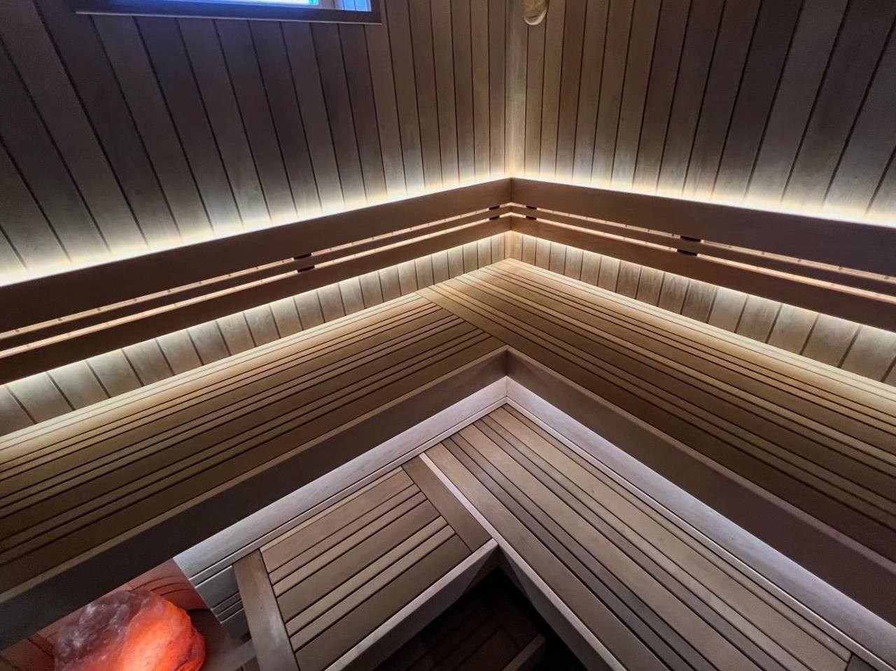 Парная в Родных Просторах выполнена по индивидуальному проекту. В потолке красуется можжевеловое панно, а в углу- глыба из гиммалайской соли. SaunaTopMasters