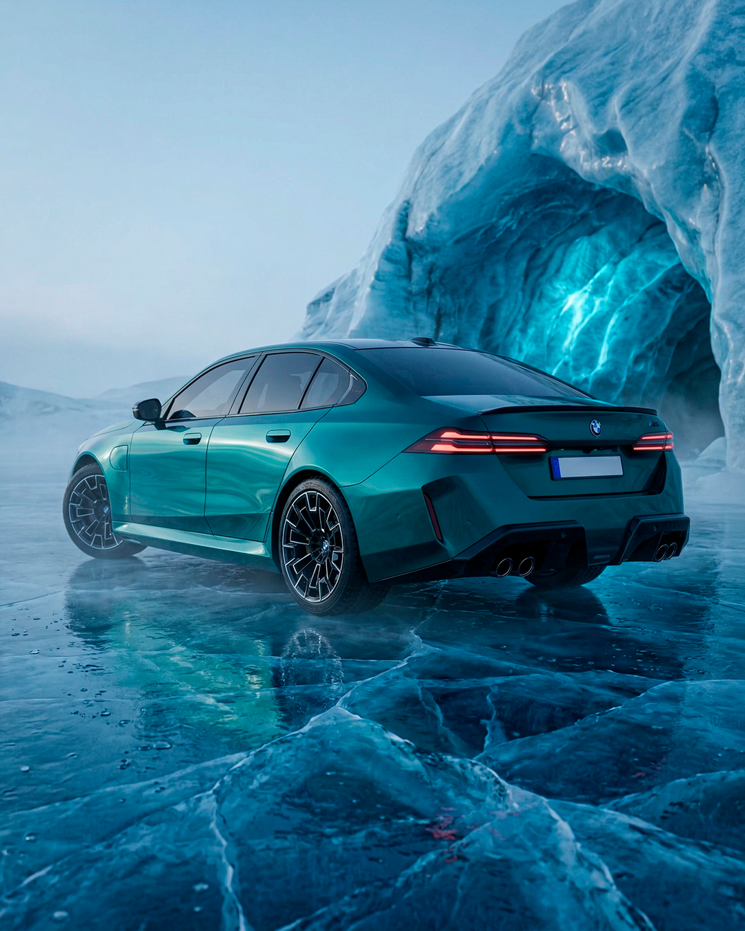CGI рендер BMW M5 сине-зелёного цвета на замёрзшем льду у светящейся голубой ледяной пещеры вид сзади в три четверти с отражением в мокром льду