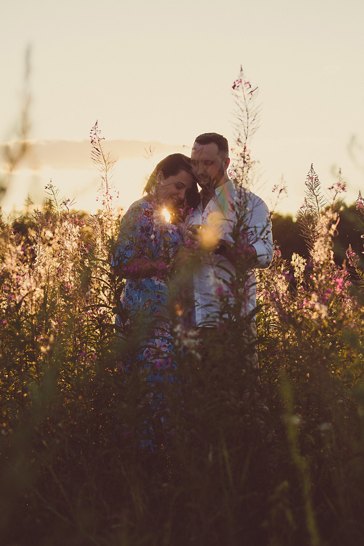 Фотосессия лавстори lovestory на годовщину свадьбы романтическая пара влюблённых в после цветов иван-чай. Семейный и детский фотограф в Москве Мария Быкова