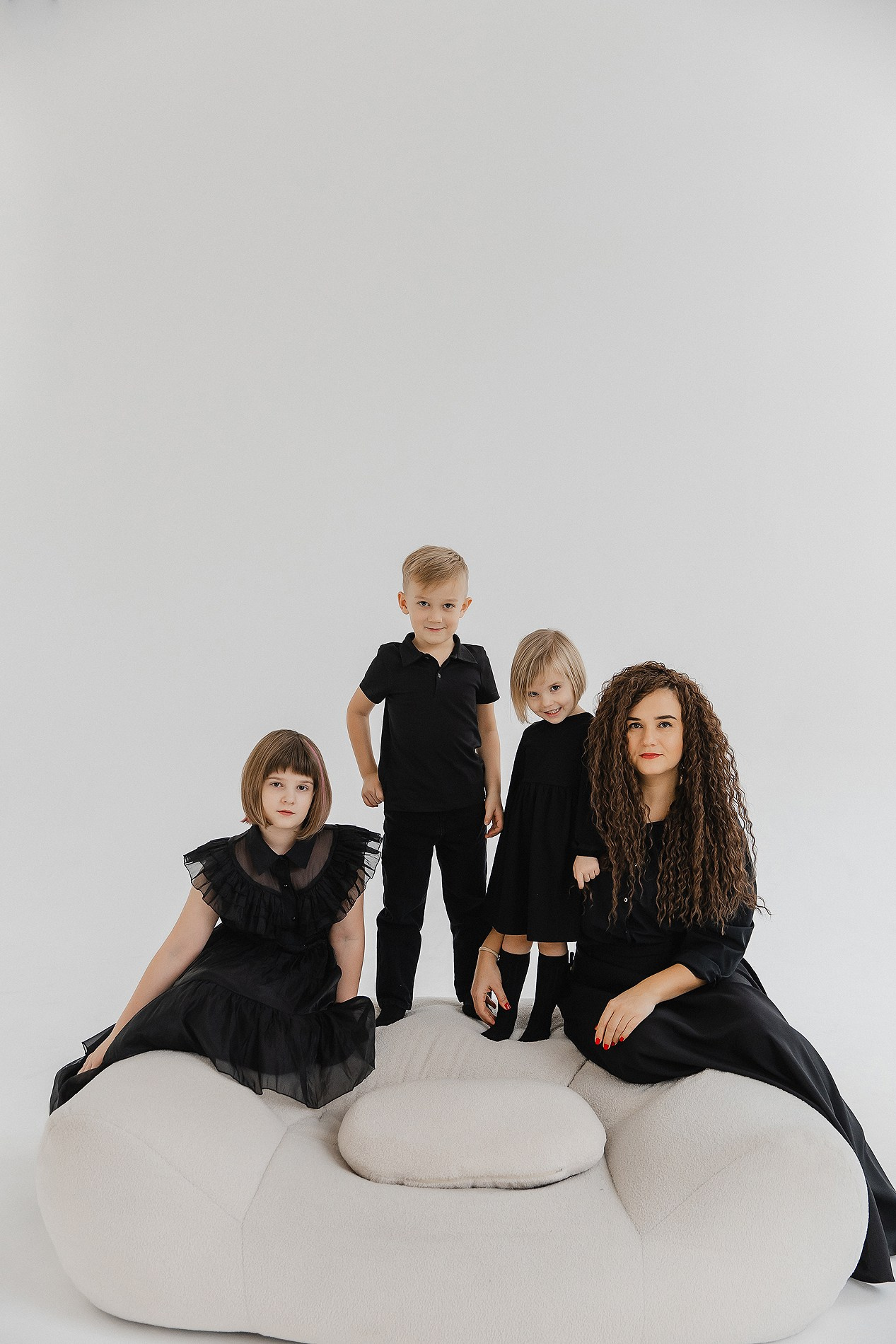 Семейная фотосессия на белом фоне. Фотограф Олеся Жомер