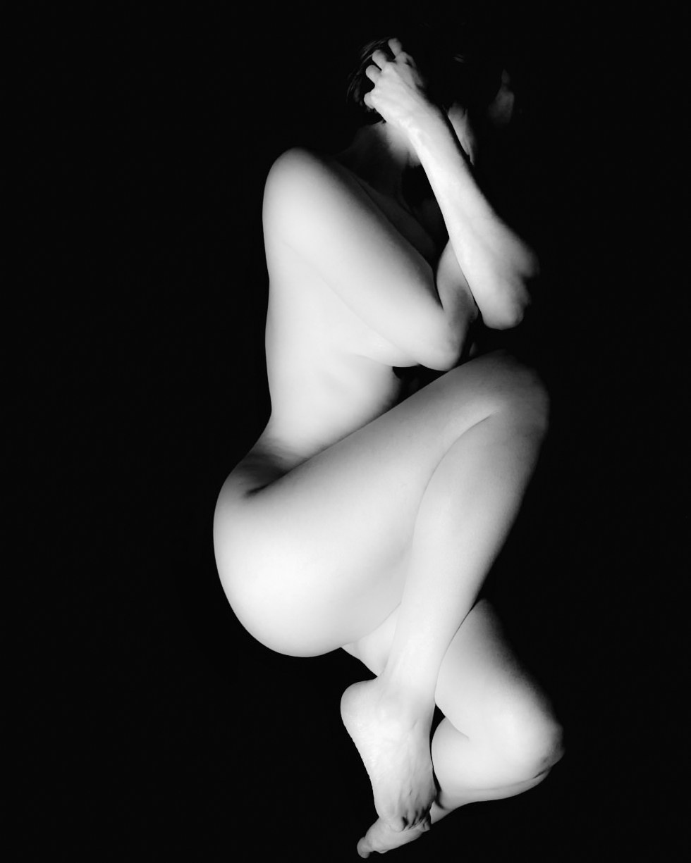 черно белая фотография девушка закрылась руками