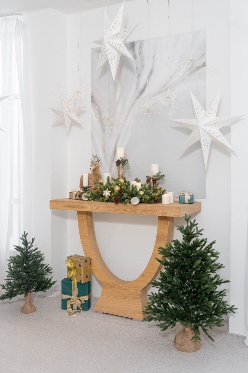 Светлый зал фотостудии Арт Рояль для новогодних фотосессий в Сургуте