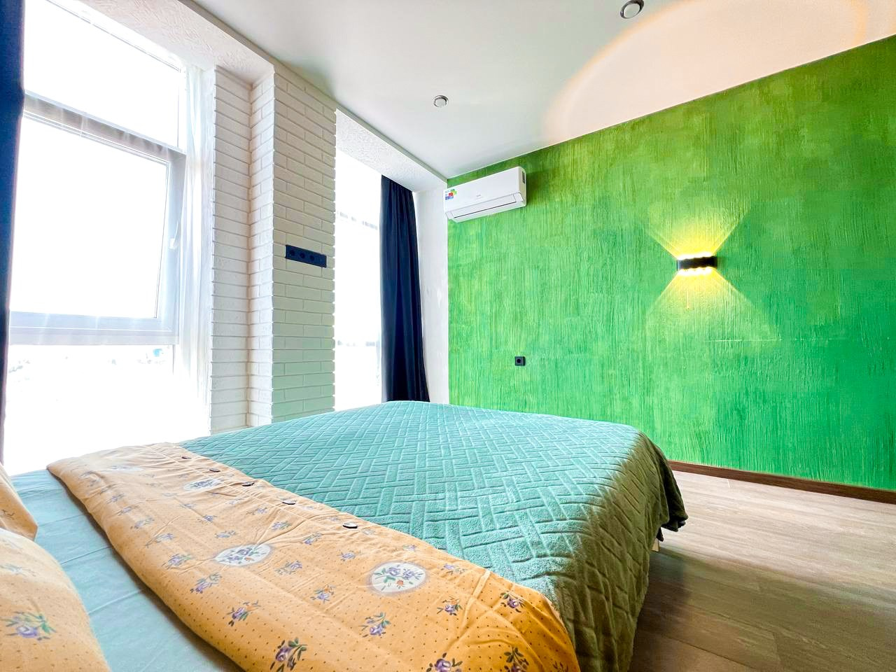 Классная двухуровневая квартира с потрясающим видом на город, со своей парковкой. Квартиры посуточно, длительно в Сочи, LARA APART GROUP