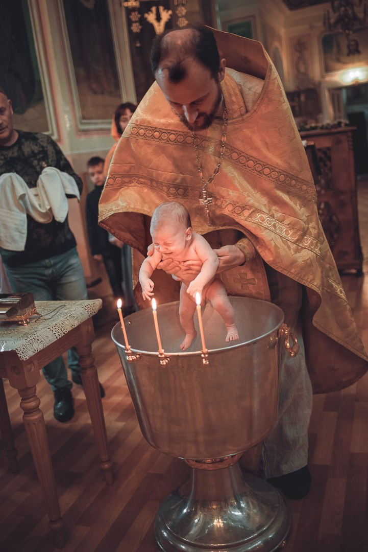 Фотографии момента погружения в купель (Таинство крещения). Moscow_CPC