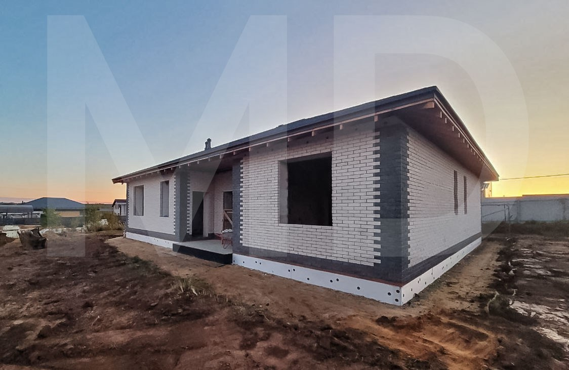 Фасад  — светлый, современный и функциональный. Облицовка кирпичом