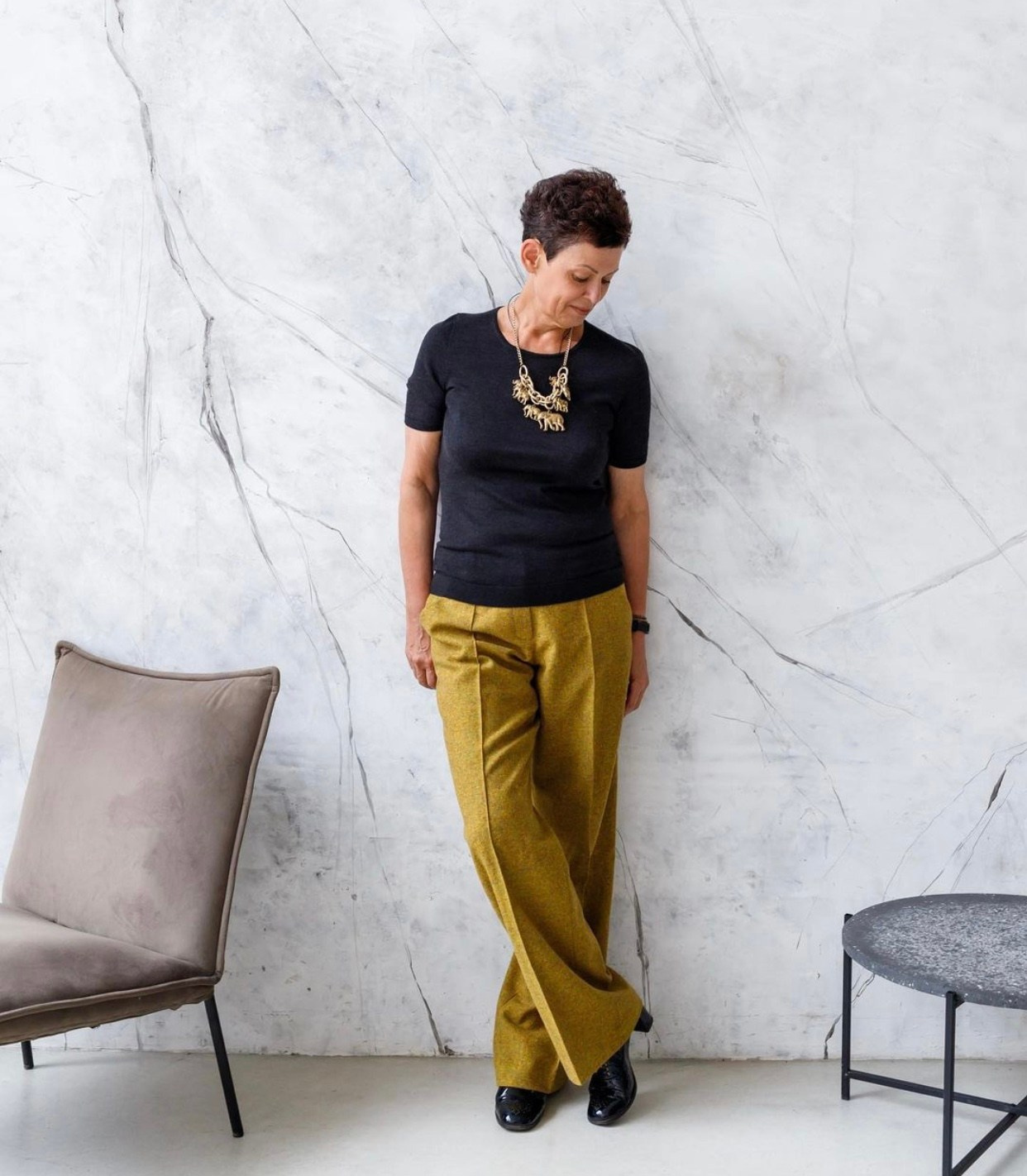 Женский портрет у мраморной стены, полный рост, студийный свет, Москва, Илья Антропов