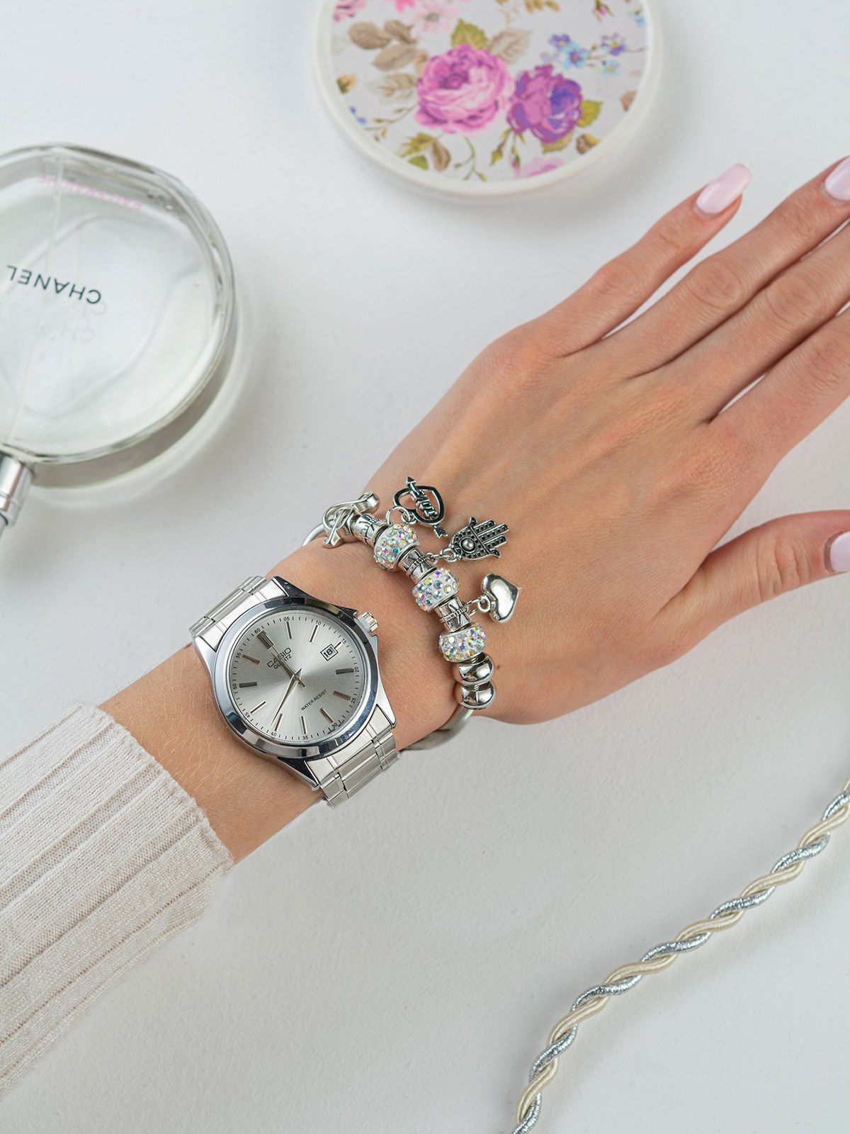 Женские часы. Сборные фотосъёмки в Москве. фотосессии одежды.фотограф