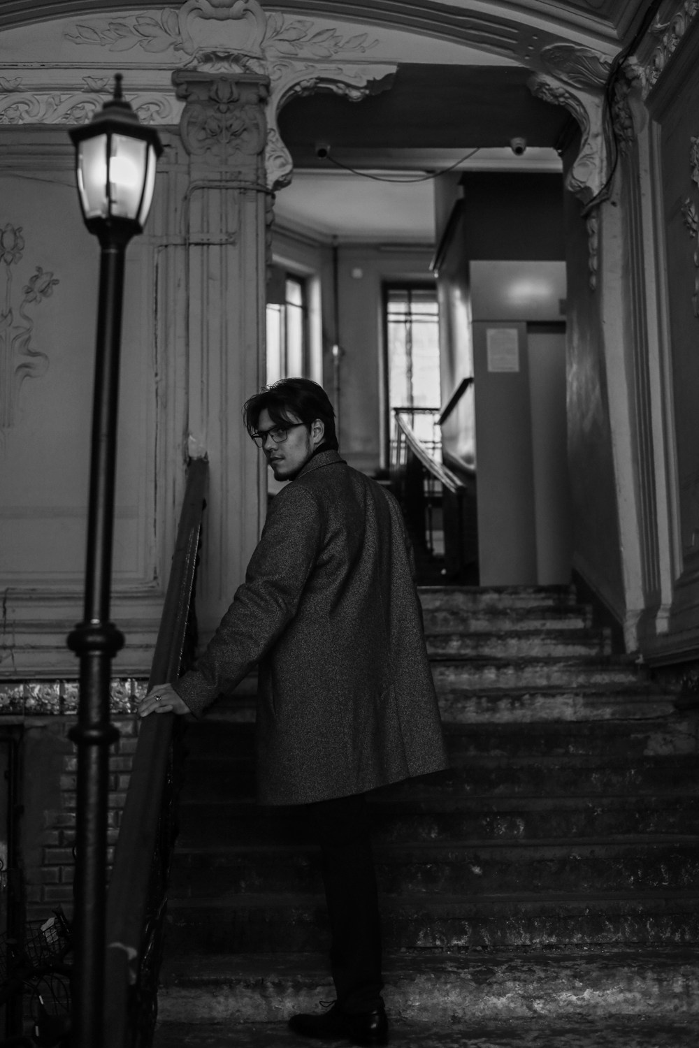 Мужская фотосессия в парадной Санкт-Петербурга. Портретный, семейный и свадебный фотограф в Санкт-Петербурге Диана Борзенко
