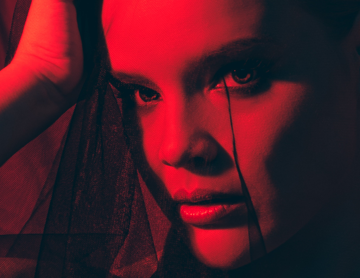 Вера. Фотосессия с красной летящей тканью. Фотосессия в Спб в студии, фотограф Панютина Марина