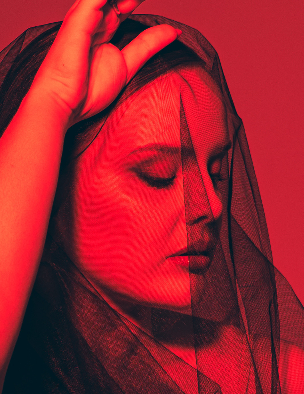 Вера. Фотосессия с красной летящей тканью. Фотосессия в Спб в студии, фотограф Панютина Марина