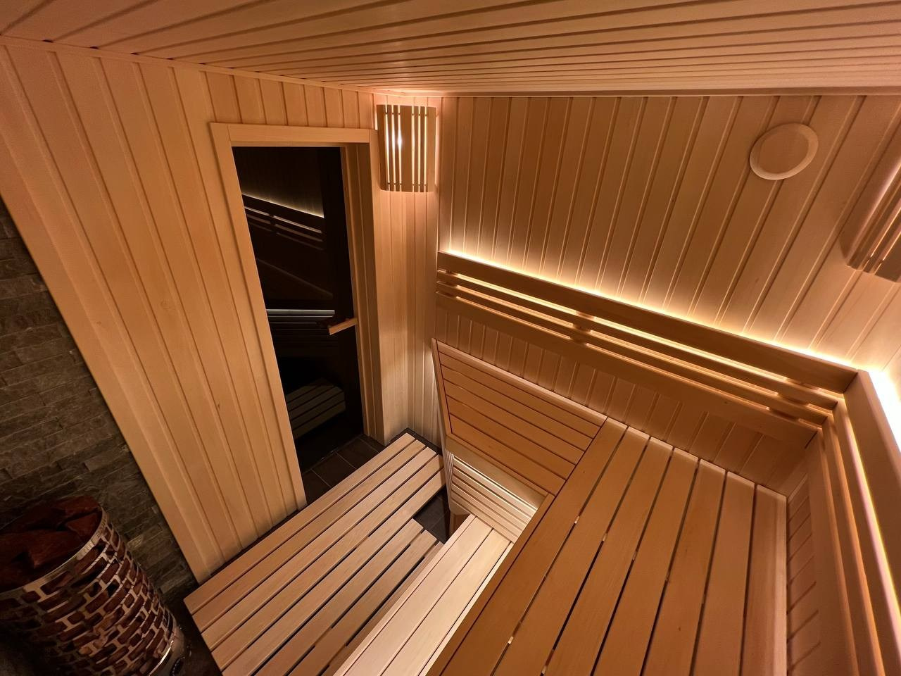 Светлая сауна в Пустынке. Выполнена в классическом стиле из липы и африканского абаши, отапливается электрокаменкой Sawo Aries. SaunaTopMasters