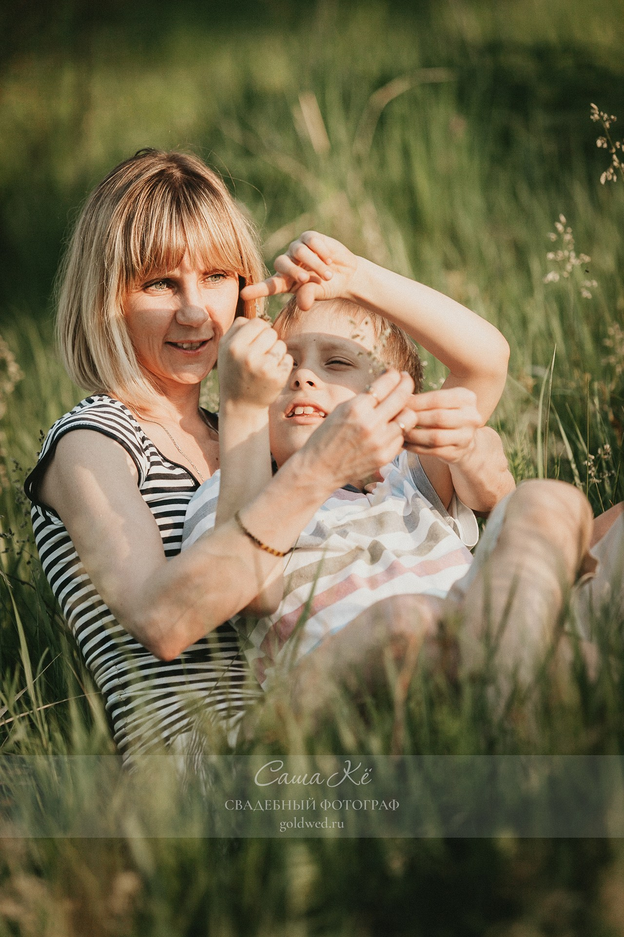 Прогулочная фотосессия с семейной съемкой - поцелуи, романтика и эмоции в парке