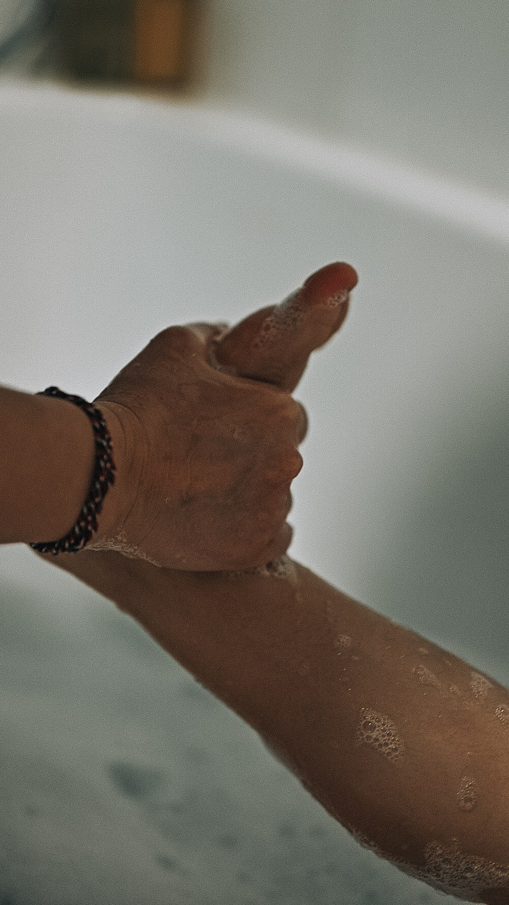 Элиза купается в ванне. Семейный фотограф в Москве Дарья Пузикова