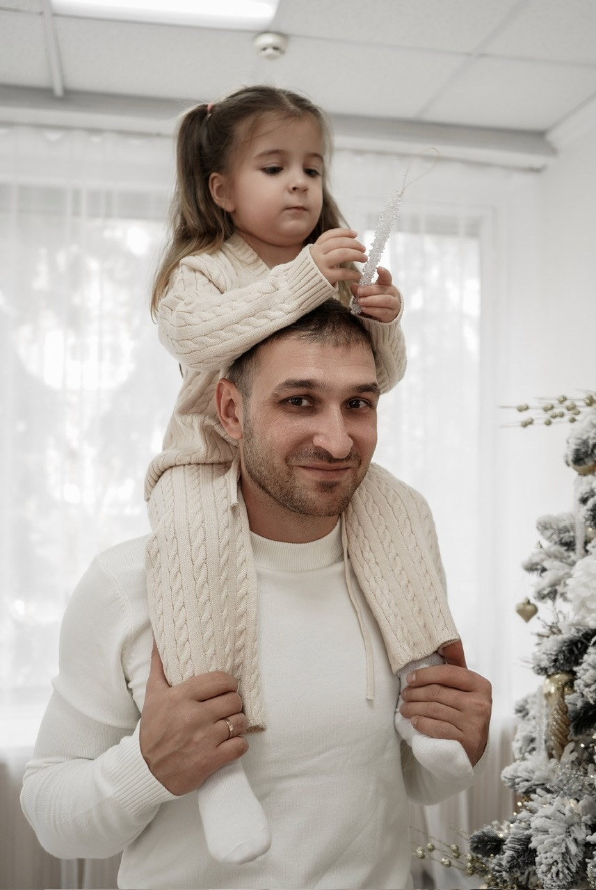 Семейный фотограф в Батайске и Ростове-на-Дону. Новогодняя фотосессия в студии Белый кролик. Свадебный фотограф в Ростове-на-Дону. Таинство Крещения и Венчания, семейные фотосессии. Алёна Чёботова