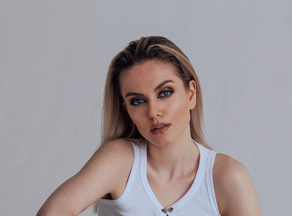 Эмоциональные кадры с моделями для эффективной товарной съемки.