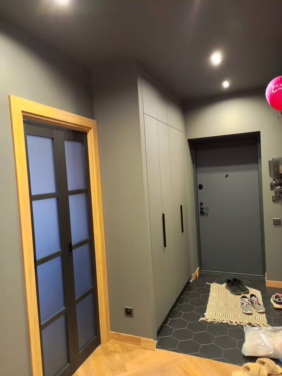 Шкаф на заказ в Томске по индивидуальным размерам по дизайн проекту от студии ГУДРУМ.