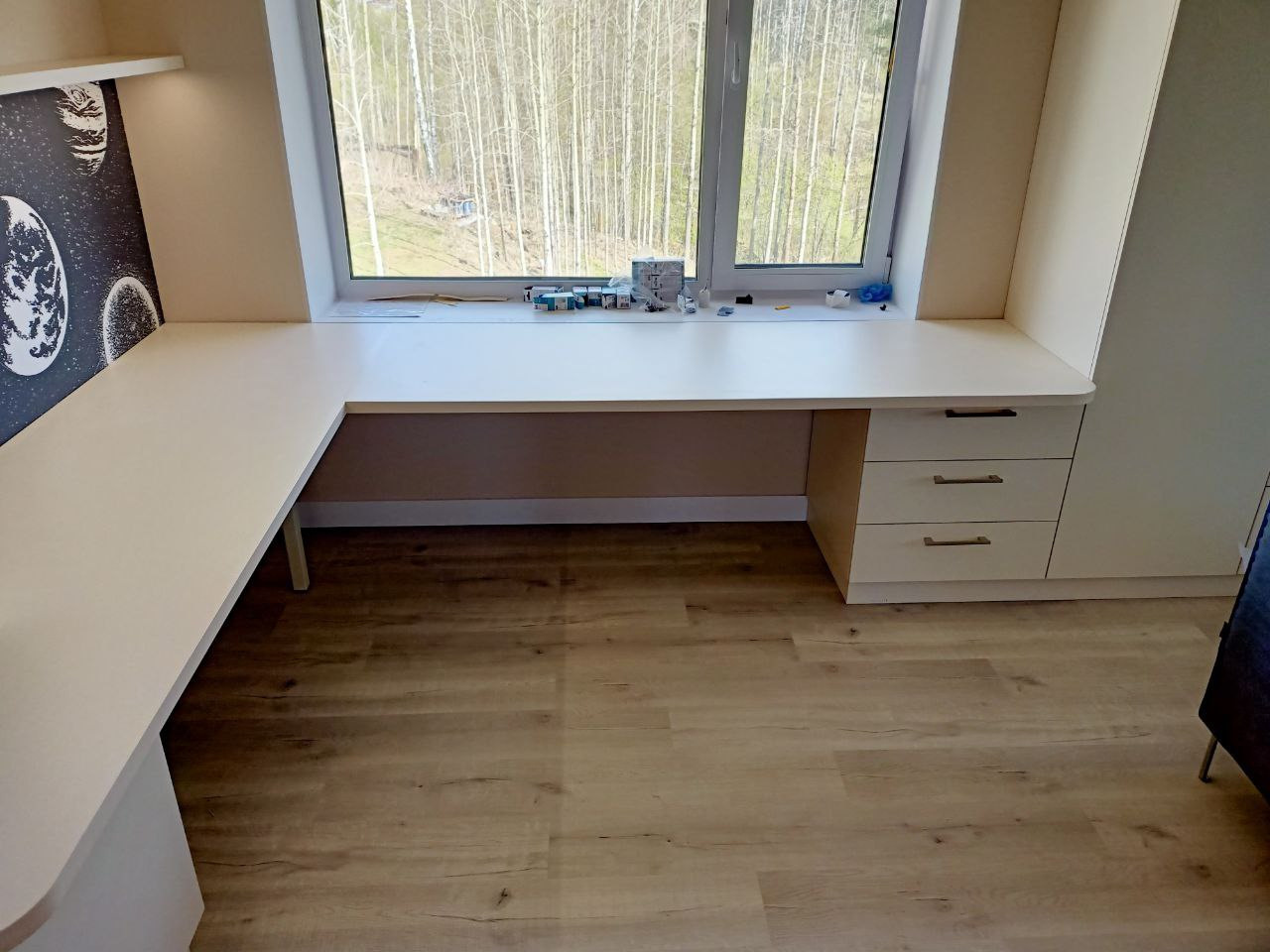 Рабочий стол мебель в Томске на заказ недорого по индивидуальным размерам Корпусная. Диваны, кровати и т.д.