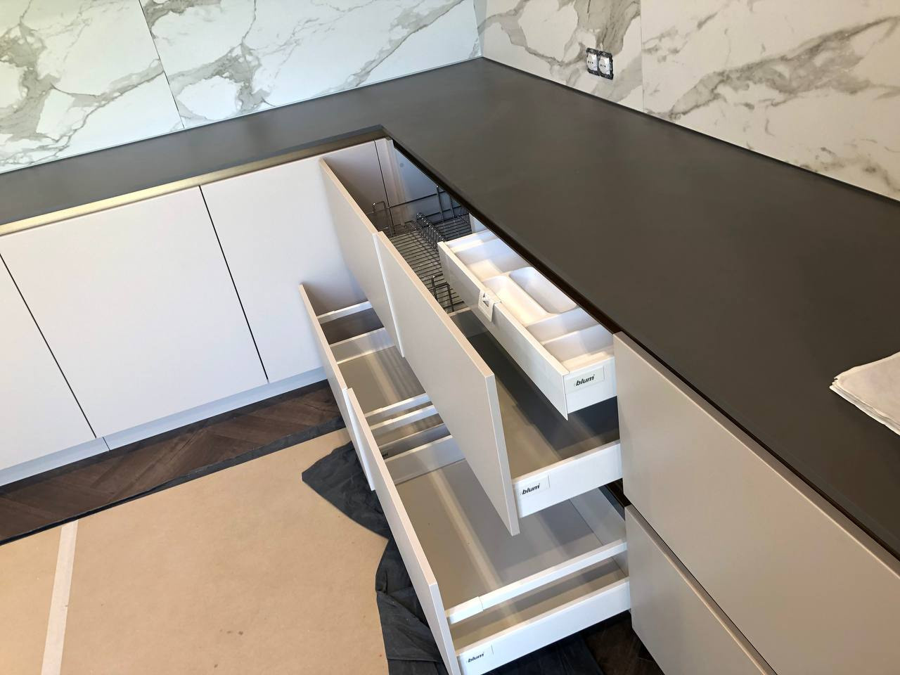 Фото с монтажа |Мебель на заказа: кухни, шкафы и т.д. в Томске. ГУДРУМ — Мебель на заказ в Томске | Кухни | Шкафы | Стулья и Столы