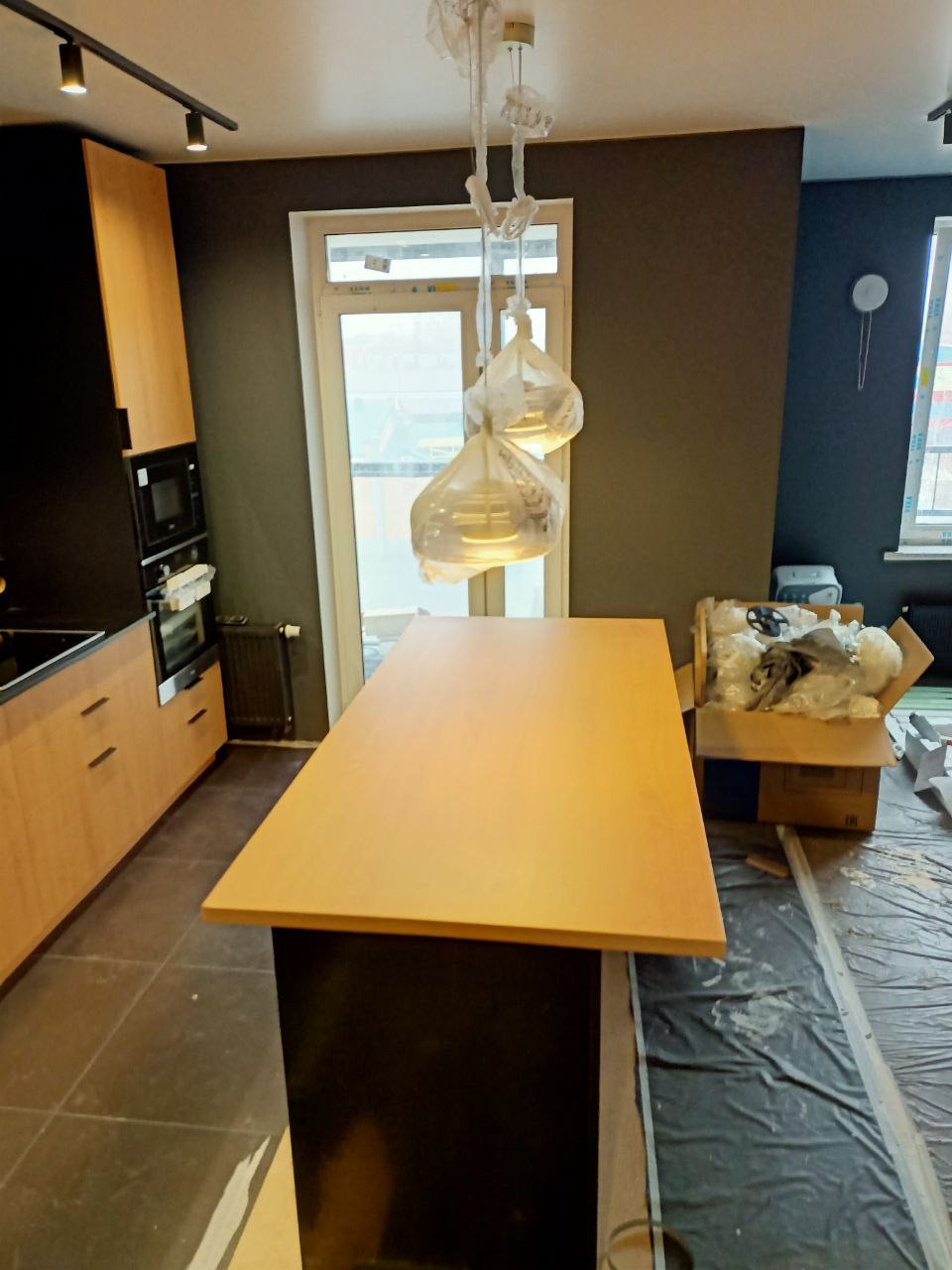 Фото с монтажа |Мебель на заказа: кухни, шкафы и т.д. в Томске. ГУДРУМ — Мебель на заказ в Томске | Кухни | Шкафы | Стулья и Столы