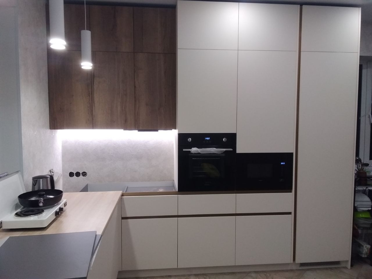 Фото с монтажа |Мебель на заказа: кухни, шкафы и т.д. в Томске. ГУДРУМ — Мебель на заказ в Томске | Кухни | Шкафы | Стулья и Столы