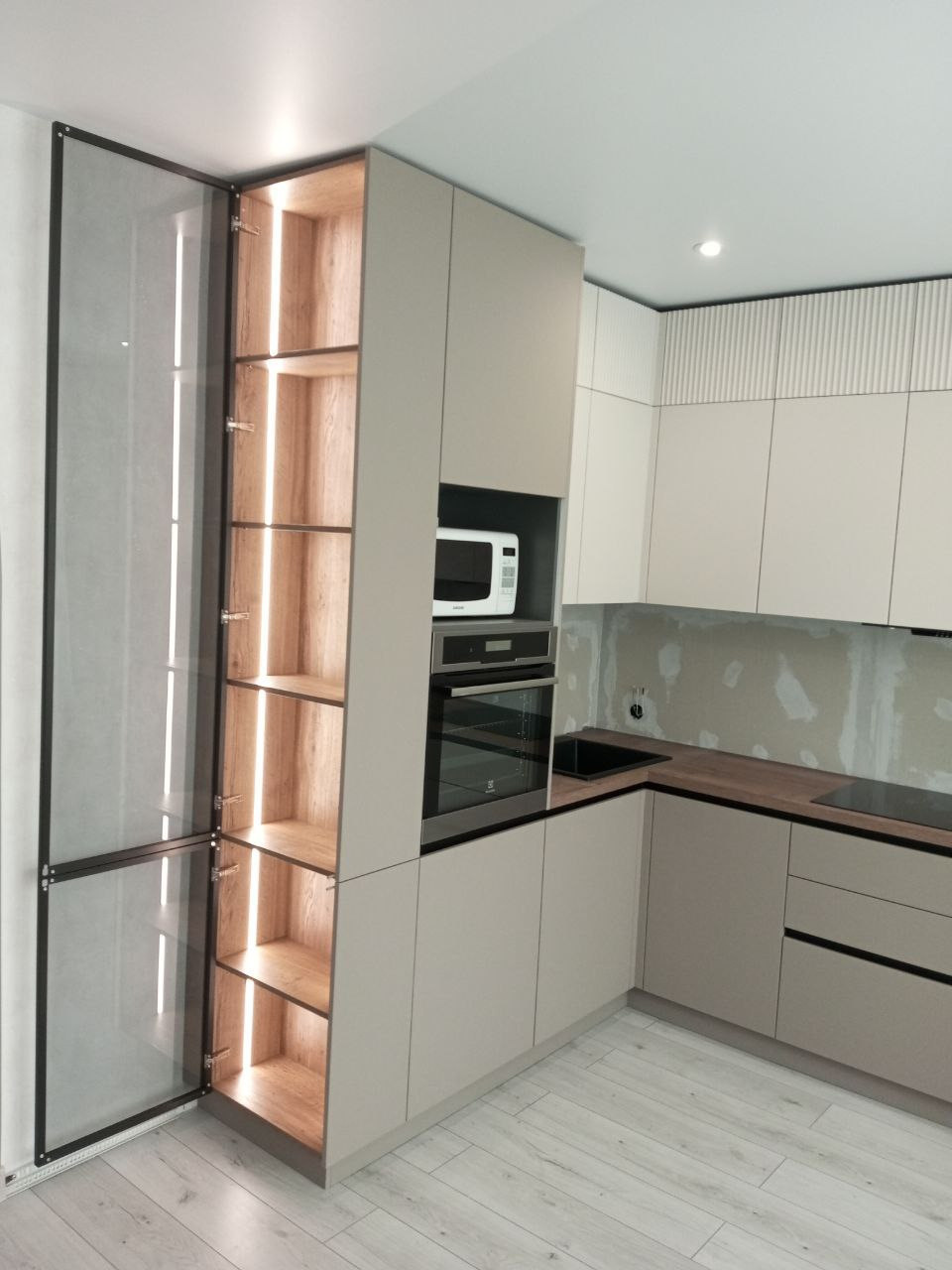 Фото с монтажа |Мебель на заказа: кухни, шкафы и т.д. в Томске. ГУДРУМ — Мебель на заказ в Томске | Кухни | Шкафы | Стулья и Столы