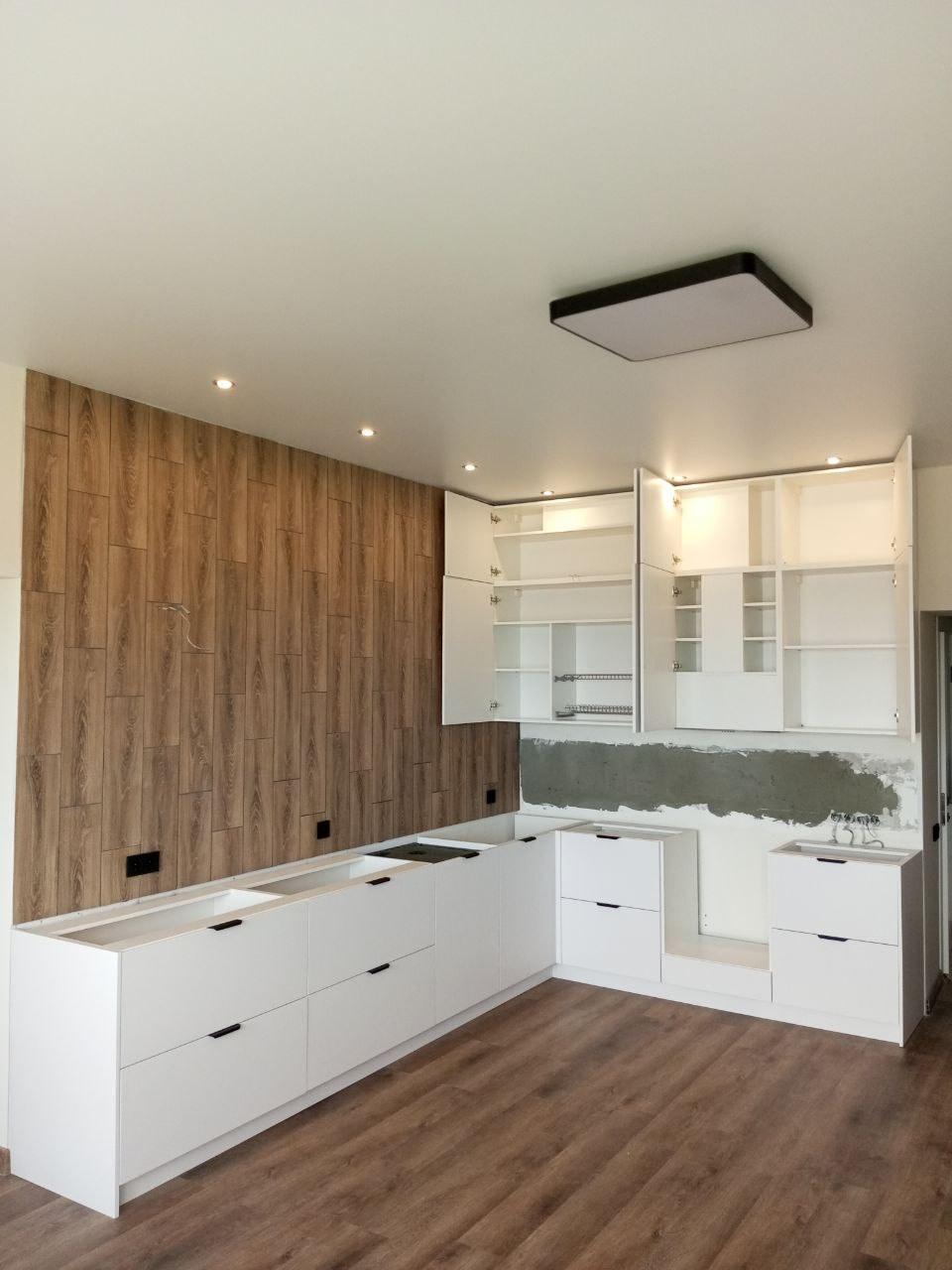 Фото с монтажа |Мебель на заказа: кухни, шкафы и т.д. в Томске. ГУДРУМ — Мебель на заказ в Томске | Кухни | Шкафы | Стулья и Столы