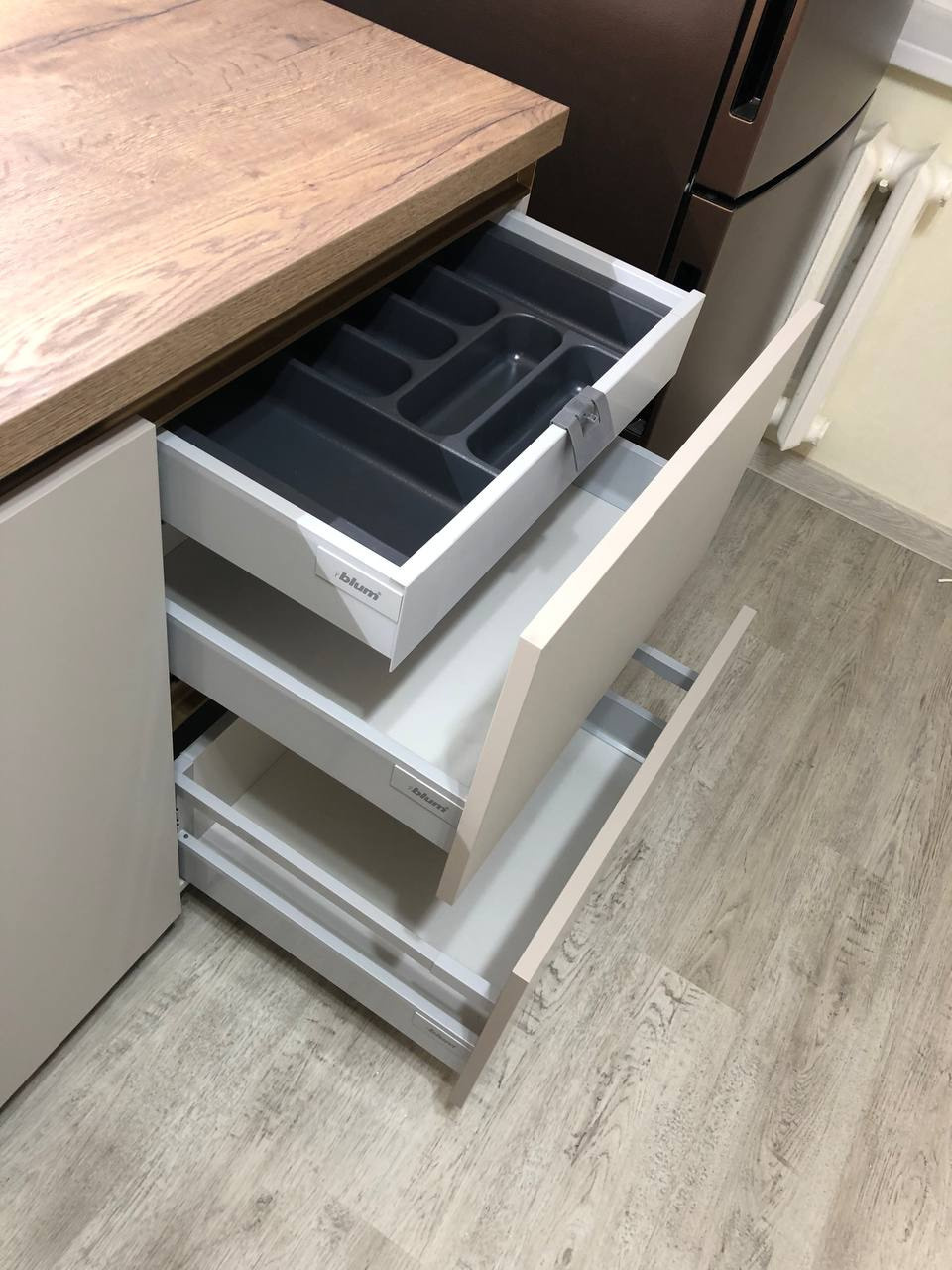 Фото с монтажа |Мебель на заказа: кухни, шкафы и т.д. в Томске. ГУДРУМ — Мебель на заказ в Томске | Кухни | Шкафы | Стулья и Столы