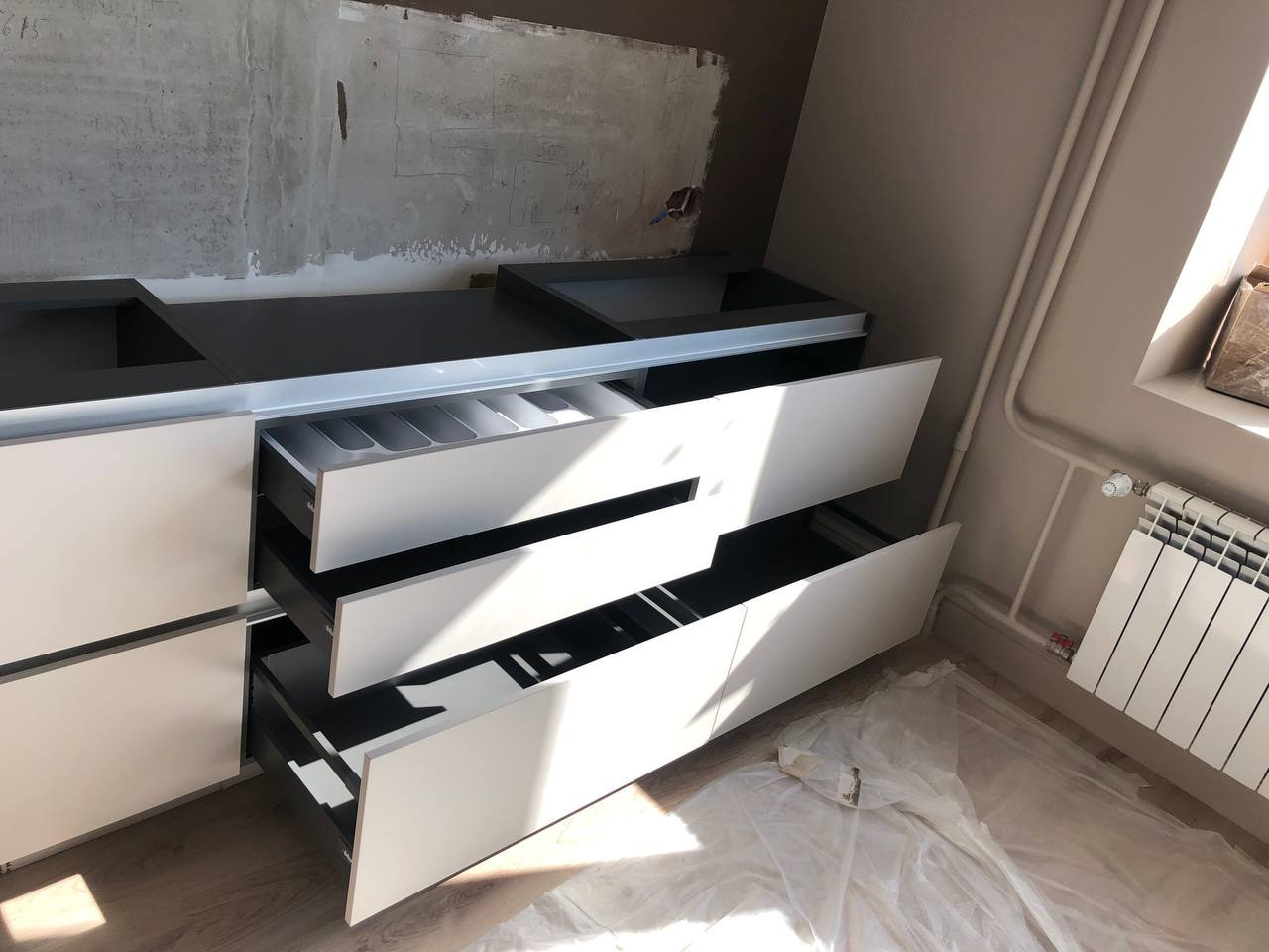 Фото с монтажа |Мебель на заказа: кухни, шкафы и т.д. в Томске. ГУДРУМ — Мебель на заказ в Томске | Кухни | Шкафы | Стулья и Столы