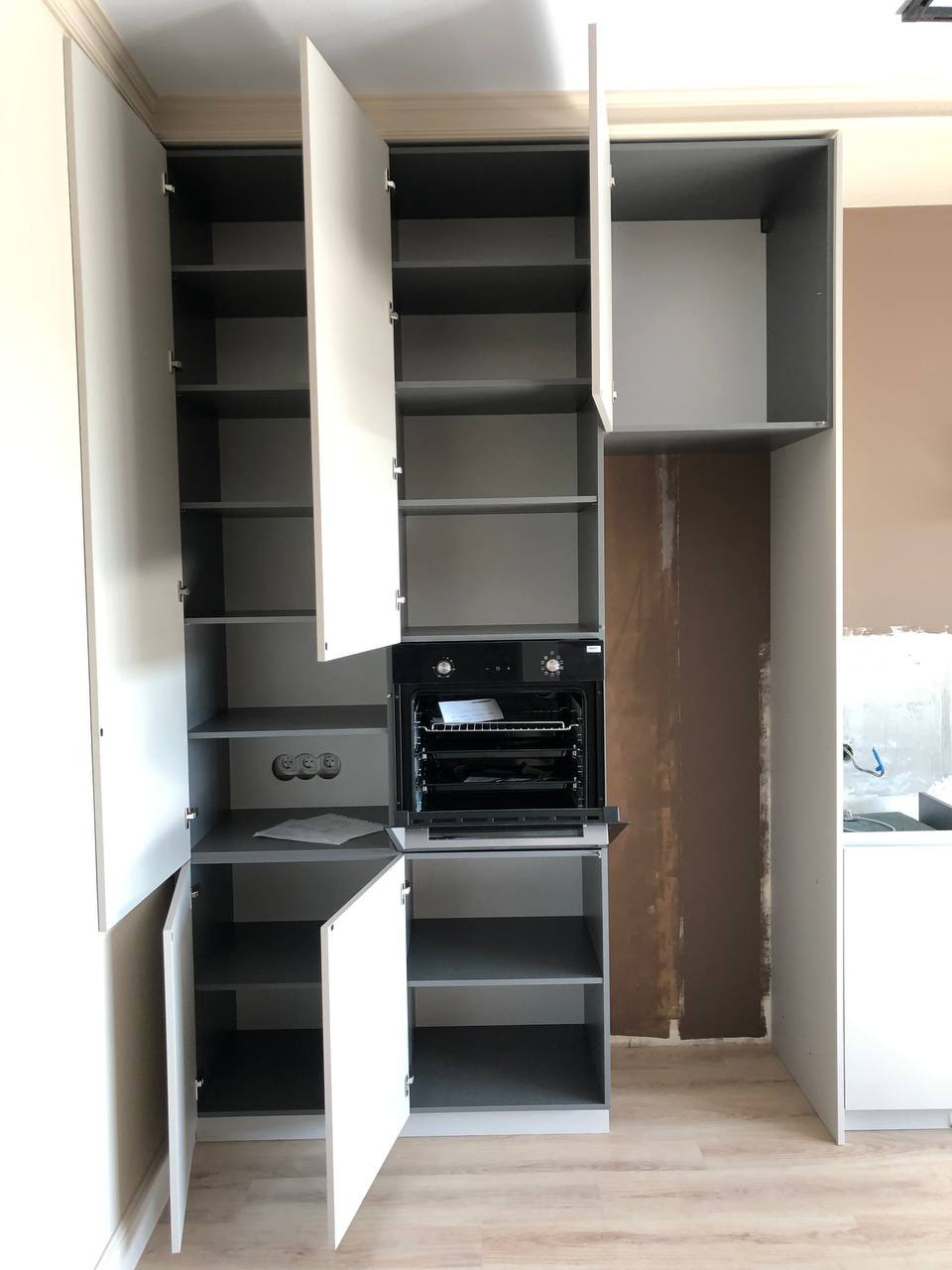 Фото с монтажа |Мебель на заказа: кухни, шкафы и т.д. в Томске. ГУДРУМ — Мебель на заказ в Томске | Кухни | Шкафы | Стулья и Столы