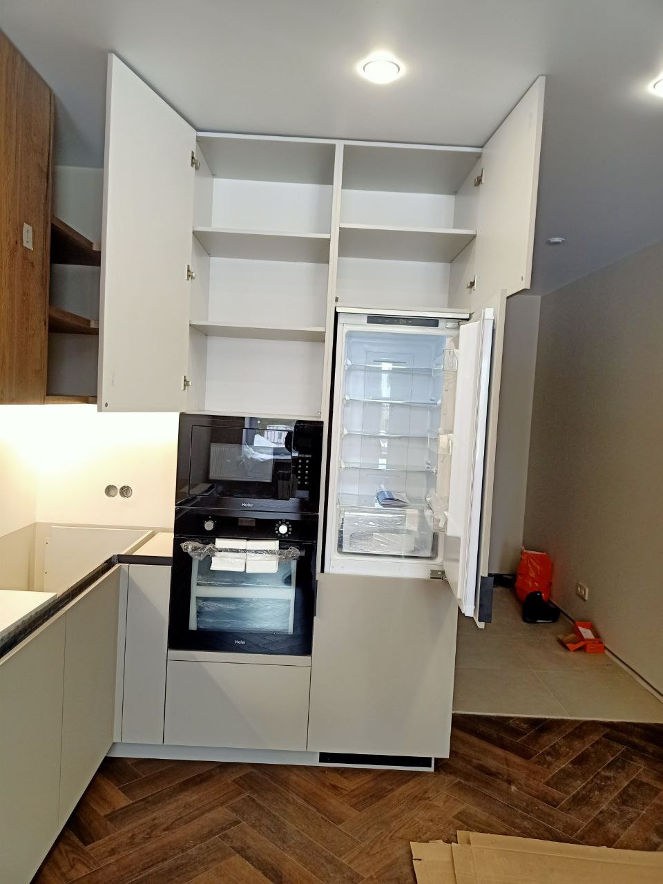 Фото с монтажа |Мебель на заказа: кухни, шкафы и т.д. в Томске. ГУДРУМ — Мебель на заказ в Томске | Кухни | Шкафы | Стулья и Столы