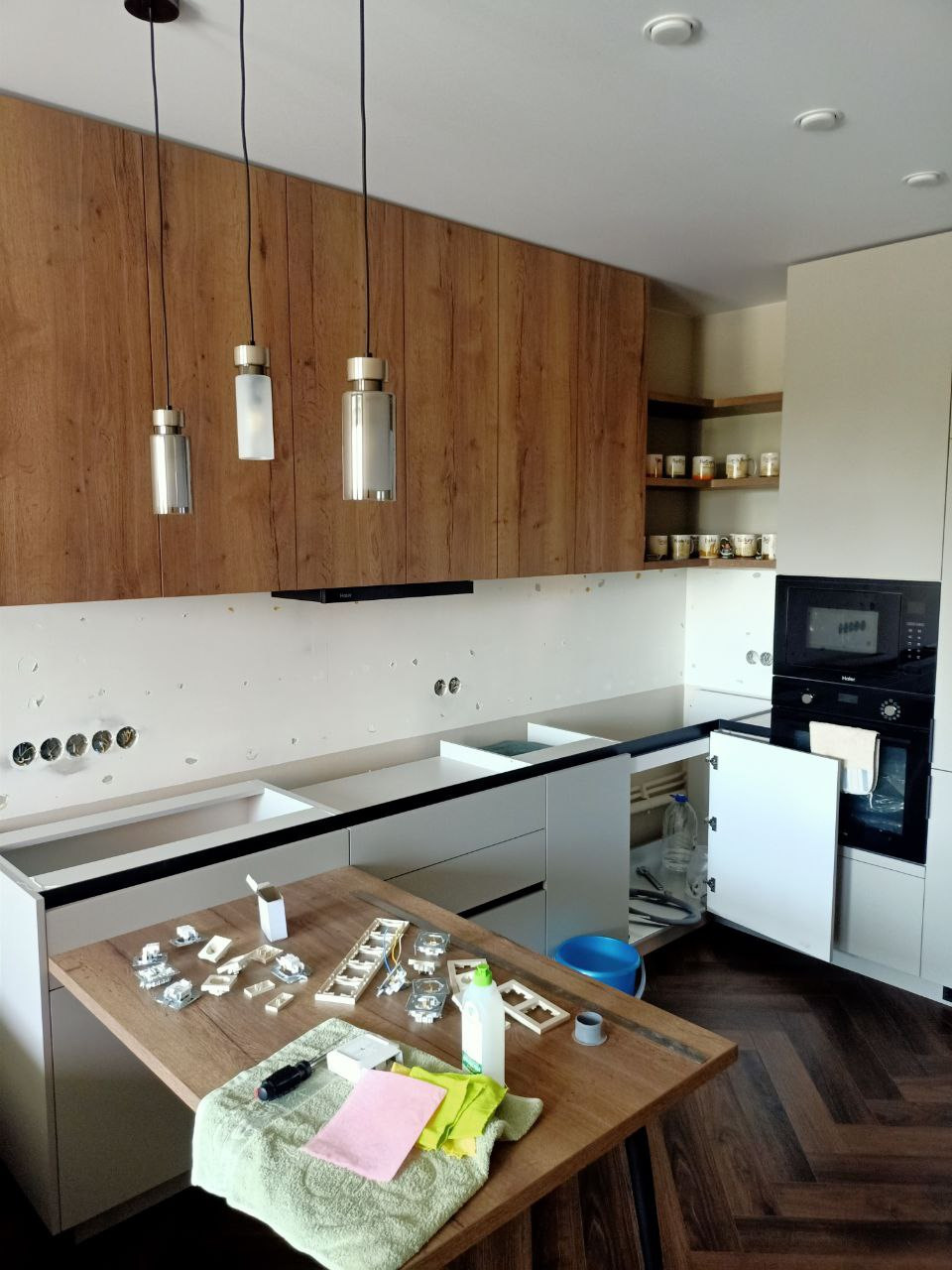 Фото с монтажа |Мебель на заказа: кухни, шкафы и т.д. в Томске. ГУДРУМ — Мебель на заказ в Томске | Кухни | Шкафы | Стулья и Столы