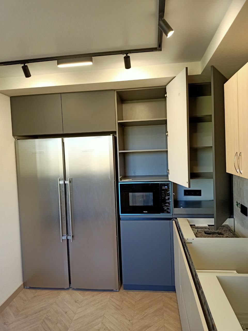 Фото с монтажа |Мебель на заказа: кухни, шкафы и т.д. в Томске. ГУДРУМ — Мебель на заказ в Томске | Кухни | Шкафы | Стулья и Столы