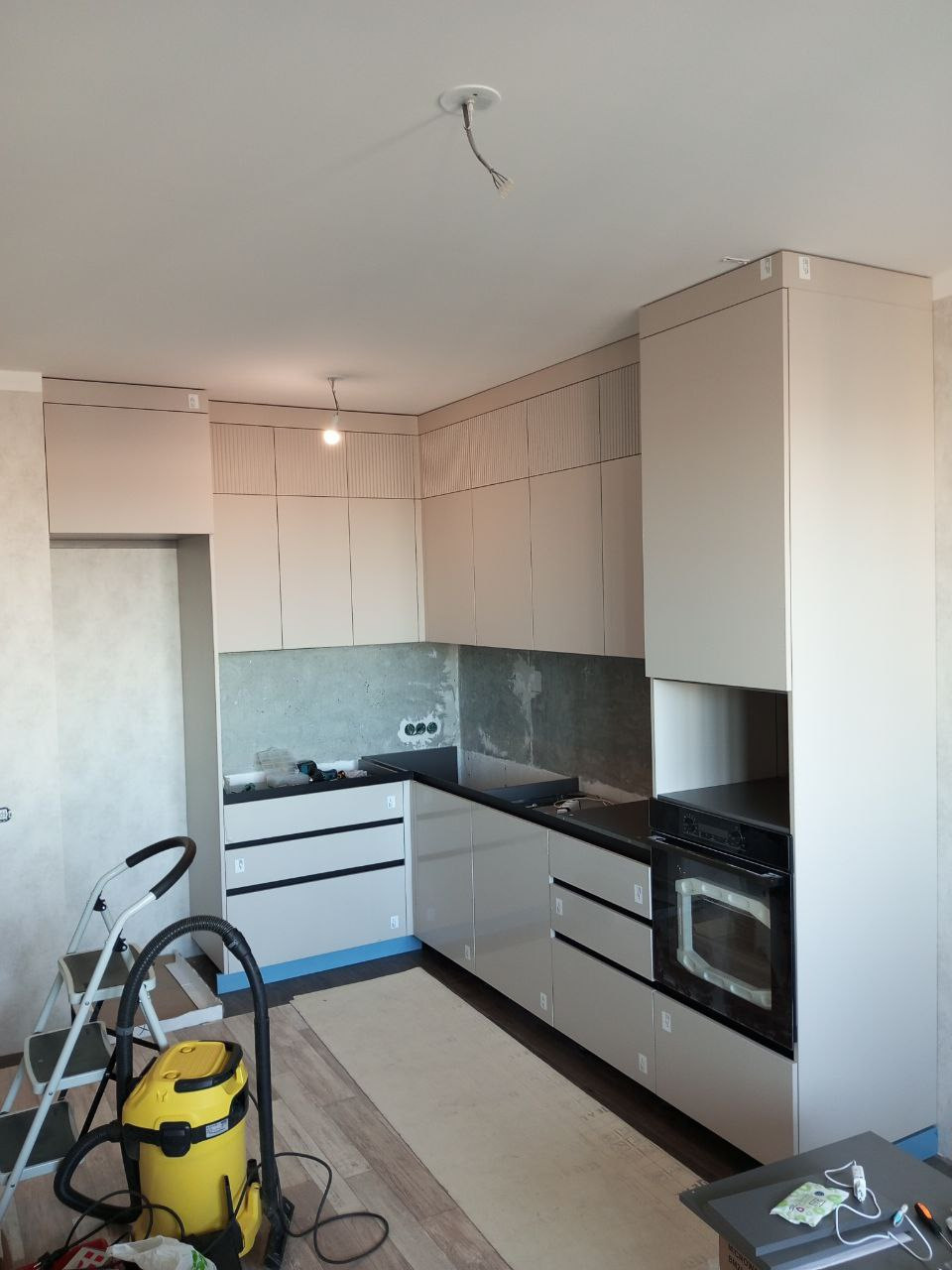 Фото с монтажа |Мебель на заказа: кухни, шкафы и т.д. в Томске. ГУДРУМ — Мебель на заказ в Томске | Кухни | Шкафы | Стулья и Столы