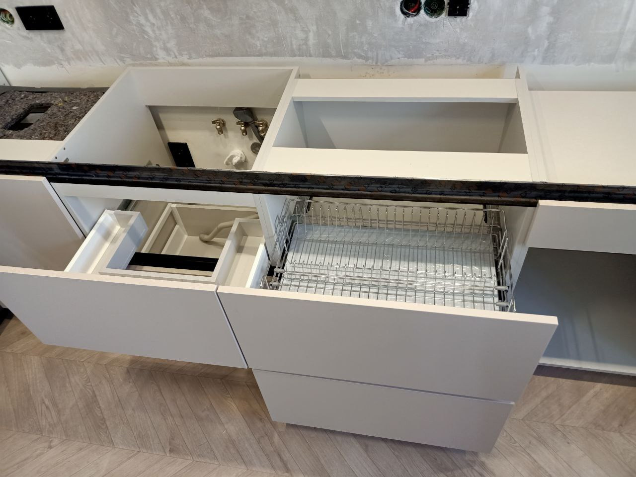 Фото с монтажа |Мебель на заказа: кухни, шкафы и т.д. в Томске. ГУДРУМ — Мебель на заказ в Томске | Кухни | Шкафы | Стулья и Столы